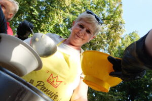 Potrzebujący skorzystali z kolejnej edycji "Zupy na skwerze" - Radio Kielce