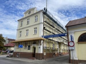 27.08.2025. Kielce. Remont dachu Świętokrzyskiego Centrum Ratownictwa Medycznego i Transportu Sanitarnego w Kielcach / Fot. Wiktor Taszłow - Radio Kielce