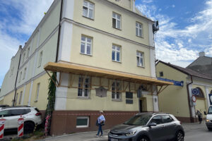 27.08.2025. Kielce. Remont dachu Świętokrzyskiego Centrum Ratownictwa Medycznego i Transportu Sanitarnego w Kielcach / Fot. Wiktor Taszłow - Radio Kielce