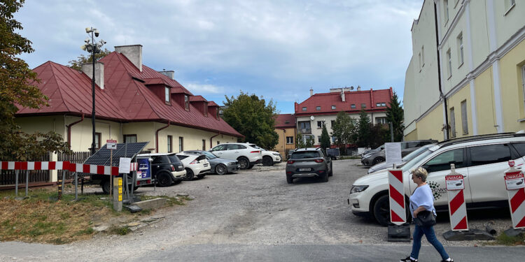 27.08.2025. Kielce. Parking przy ul. Leonarda / Fot. Wiktor Taszłow - Radio Kielce