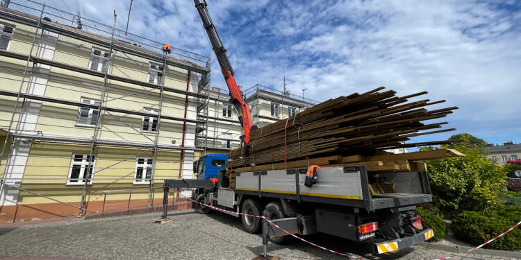 27.08.2025. Kielce. Remont dachu Świętokrzyskiego Centrum Ratownictwa Medycznego i Transportu Sanitarnego w Kielcach / Fot. Wiktor Taszłow - Radio Kielce