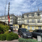 27.08.2025. Kielce. Remont dachu Świętokrzyskiego Centrum Ratownictwa Medycznego i Transportu Sanitarnego w Kielcach / Fot. Wiktor Taszłow - Radio Kielce