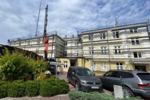 27.08.2025. Kielce. Remont dachu Świętokrzyskiego Centrum Ratownictwa Medycznego i Transportu Sanitarnego w Kielcach / Fot. Wiktor Taszłow - Radio Kielce