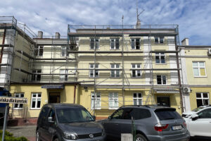 27.08.2025. Kielce. Remont dachu Świętokrzyskiego Centrum Ratownictwa Medycznego i Transportu Sanitarnego w Kielcach / Fot. Wiktor Taszłow - Radio Kielce