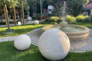 06.08.2025. Sandomierz. Nowa fontanna w parku z tężnią / Fot. Grażyna Szlęzak-Wójcik - Radio Kielce