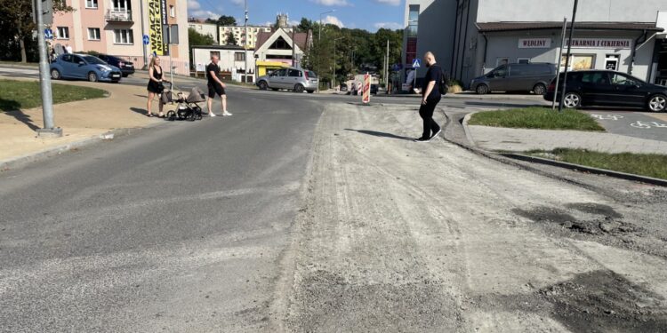 Ulica Słowackiego w Sandomierzu - bubel pierwotnego wykonawcy poprawia inna firma