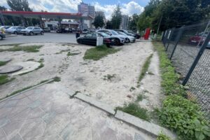 01.08.2025. Kielce. Chodnik przy stacji Orlen / Fot. Jarosław Kubalski - Radio Kielce
