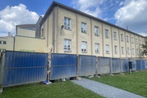 01.08.2025. Kielce. VI Liceum Ogólnokształcące im. Juliusza Słowackiego w Kielcach. Termomodernizacja / Fot. Jarosław Kubalski - Radio Kielce