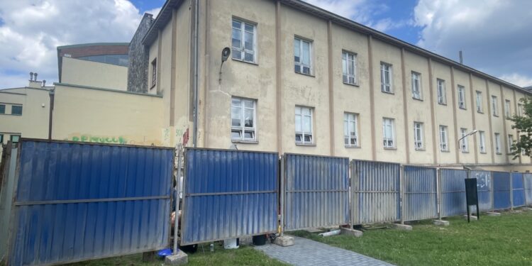 01.08.2025. Kielce. VI Liceum Ogólnokształcące im. Juliusza Słowackiego w Kielcach. Termomodernizacja / Fot. Jarosław Kubalski - Radio Kielce