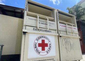 Kielce. Pojemnik PCK na odzież używaną / Fot. Jarosław Kubalski - Radio Kielce