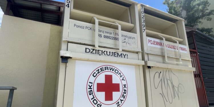 Kielce. Pojemnik PCK na odzież używaną / Fot. Jarosław Kubalski - Radio Kielce