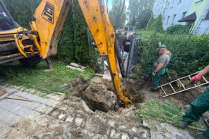 17.08.2025. Kielce. Osiedle Czarnów. Awaria wodociągu / Fot. Wiktor Taszłow - Radio Kielce