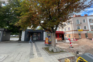 19.08.2025. Kielce. Ulica Krakowska. Plac przy Krakowskiej Rogatce, gdzie ma powstać nowy budynek inkubatora California KPT / Fot. Wiktor Taszłow - Radio Kielce