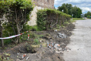 19.08.2025. Samsonów. Prace remontowe przy Ruinach Huty Józef / Fot. Wiktor Taszłow - Radio Kielce
