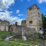 19.08.2025. Samsonów. Prace remontowe przy Ruinach Huty Józef / Fot. Wiktor Taszłow - Radio Kielce