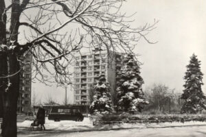 Kielce. Ulica Krakowska. Lata 1960-1970. Teren przed Wojewódzkim Domem Kultury, obecnie plac Piłsudskiego / źródło: facebook.com/KielceNaPrzestrzeniLat