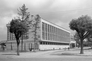 Kielce. Ulica Krakowska. Lata 1960-1975. Pływalnia / źródło: http://facebook.com/kieleckieinwestycje