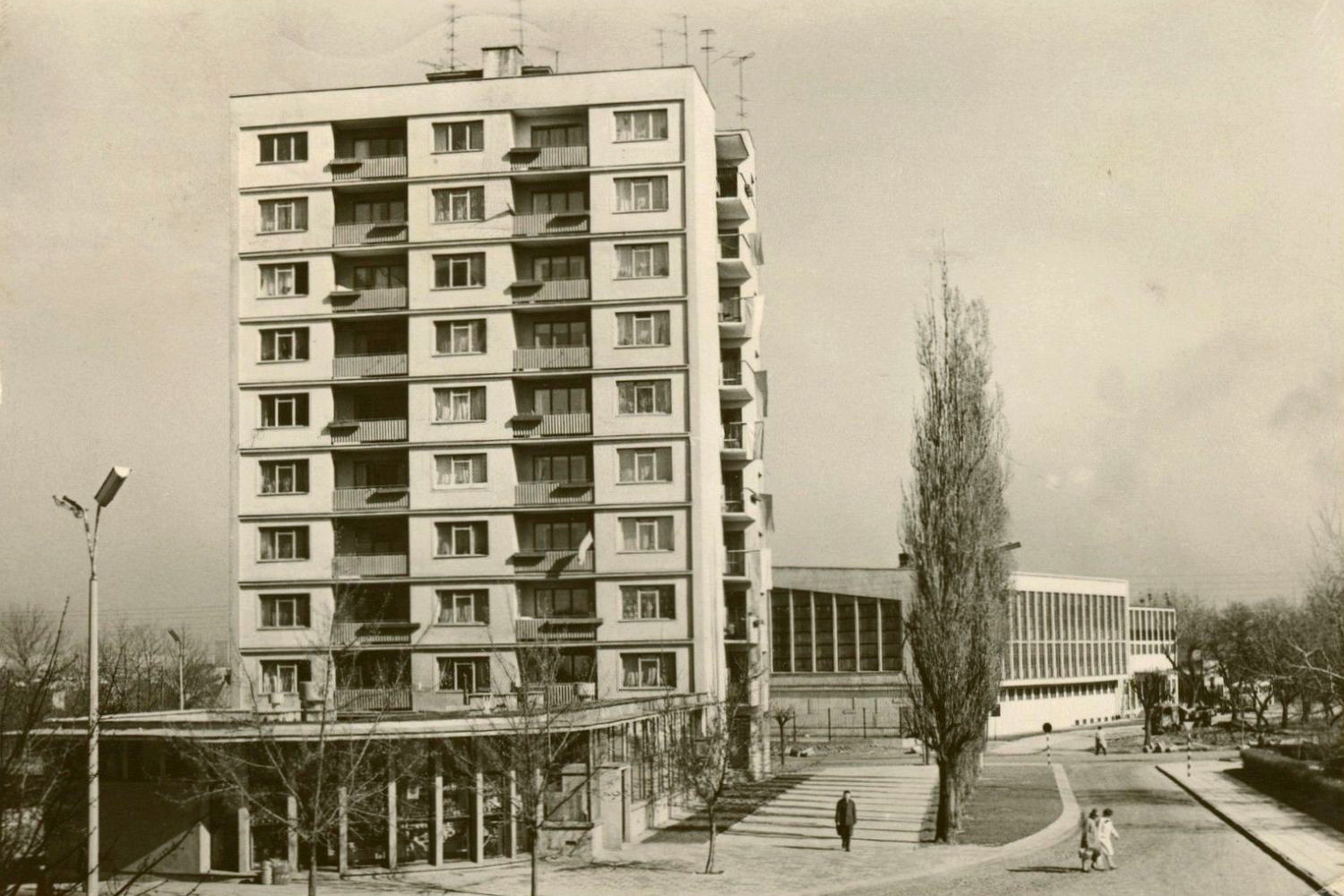 Kielce. Ulica Krakowska. Lata 1967-1968. Blok przy Krakowskiej nr 1 / źródło: fotopolska.eu Kielce. Ulica Krakowska. Lata 1967-1968. Blok przy Krakowskiej nr 1 / źródło: fotopolska.eu