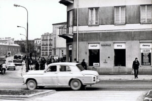 Kielce. Ulica Krakowska. Lata 1980-1981. Tzw. Krakowska Rogatka - skrzyżowanie ulic Jana Pawła II (wówczas Świerczewskiego) i Seminaryjskiej (wówczas Gwardii Ludowej) / Fot. Antoni Myśliwiec; źródło: fotopolska.eu