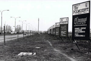 Kielce. Ulica Krakowska. Lata 1980-1981. Z lewej strony osiedle Podkarczówka / Fot. Antoni Myśliwiec; źródło: fotopolska.eu