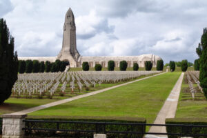 Muzyczne podróże przez świat. Verdun. Ossuarium i cmentarz wojskowy / Fot. Wikipedia