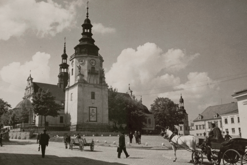 Kielce. Dzwonnica z tablicą Kościuszki. / źródło: fotopolska.eu Kielce walczą kwiatami i farbą