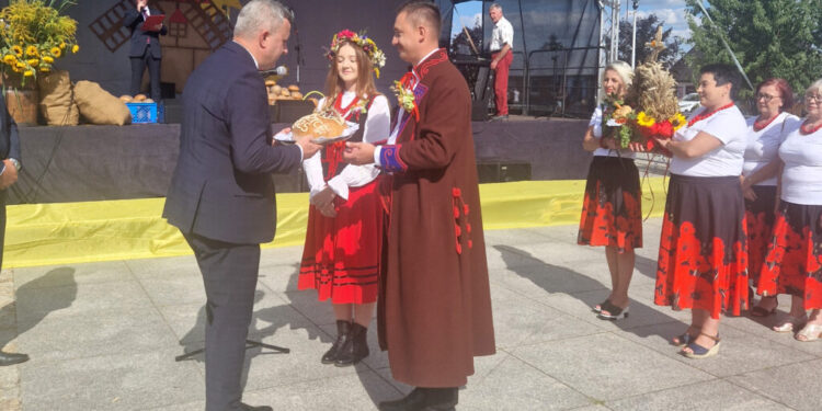 Piękne wieńce i wspaniała ludowa zabawa na Dożynkach w Daleszycach - Radio Kielce