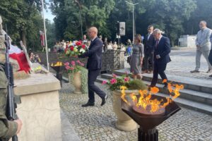 01.08.2025. Sandomierz. Pomnik 2. Pułku Piechoty Legionów i 4. Pułku Saperów Armii Krajowej. Uroczystości z okazji 81. rocznicy wybuchu powstania warszawskiego / Fot. Grażyna Szlęzak - Radio Kielce