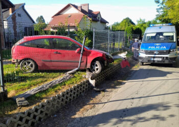 Pijany 19-latek wjechał w ogrodzenie posesji