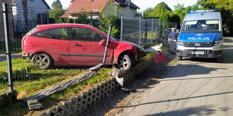Pijany 19-latek wjechał w ogrodzenie posesji