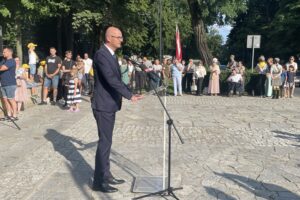 01.08.2025. Sandomierz. Pomnik 2. Pułku Piechoty Legionów i 4. Pułku Saperów Armii Krajowej. Uroczystości z okazji 81. rocznicy wybuchu powstania warszawskiego / Fot. Grażyna Szlęzak - Radio Kielce