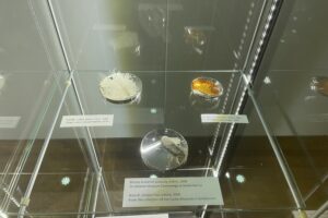 08.08.2025. Sandomierz. Muzeum Zamkowe w Sandomierzu. Wystawa biżuterii / Fot. Grażyna Szlęzak - Radio Kielce