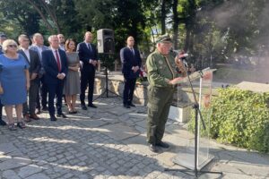 01.08.2025. Sandomierz. Pomnik 2. Pułku Piechoty Legionów i 4. Pułku Saperów Armii Krajowej. Uroczystości z okazji 81. rocznicy wybuchu powstania warszawskiego / Fot. Grażyna Szlęzak - Radio Kielce