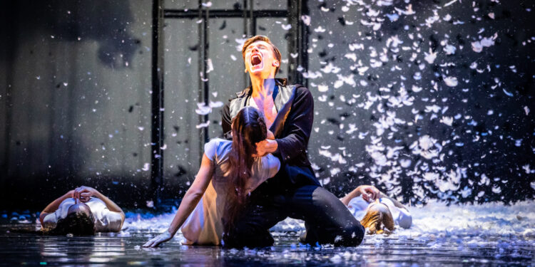 Kategoria SZTUKA - 3 miejsce - zdjęcie ze spektaklu pt. FAUST - HAUST w choreografii Małgorzaty Ziółkowskiej, na zdjęciu Marek Szajnar i Alicja Horwath-Maksymow / Fot. Bartosz Kruk