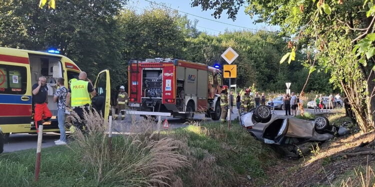 Dachowanie auta. Do szpitala trafiły trzy osoby