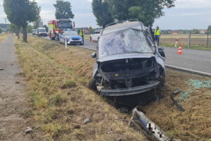 Pojazd koziołkował, cztery osoby w szpitalu