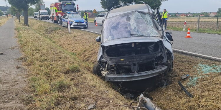 Pojazd koziołkował, cztery osoby w szpitalu