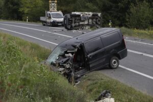 Dwie osoby ranne po zderzeniu busa z samochodem osobowym