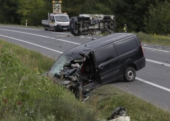 Dwie osoby ranne po zderzeniu busa z samochodem osobowym