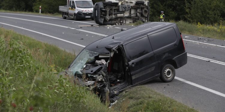 Dwie osoby ranne po zderzeniu busa z samochodem osobowym