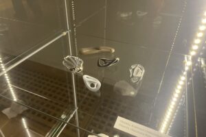 08.08.2025. Sandomierz. Muzeum Zamkowe w Sandomierzu. Wystawa biżuterii / Fot. Grażyna Szlęzak - Radio Kielce