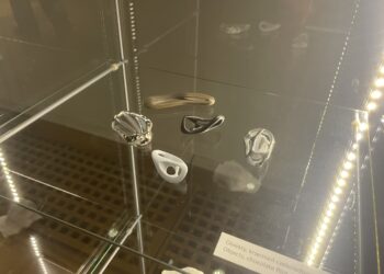 08.08.2025. Sandomierz. Muzeum Zamkowe w Sandomierzu. Wystawa biżuterii / Fot. Grażyna Szlęzak - Radio Kielce