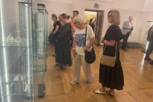 08.08.2025. Sandomierz. Muzeum Zamkowe w Sandomierzu. Wystawa biżuterii / Fot. Grażyna Szlęzak - Radio Kielce