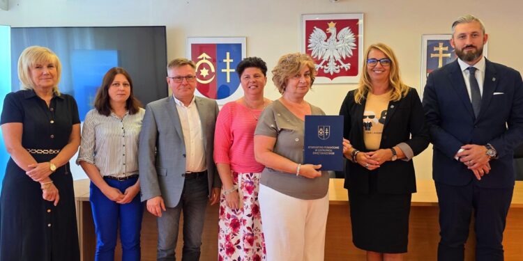Ostrowiec Świętokrzyski. Dotacje dla organizacji pozarządowych / Fot. Facebook / powiat ostrowiecki