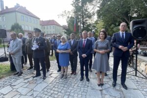 01.08.2025. Sandomierz. Pomnik 2. Pułku Piechoty Legionów i 4. Pułku Saperów Armii Krajowej. Uroczystości z okazji 81. rocznicy wybuchu powstania warszawskiego / Fot. Grażyna Szlęzak - Radio Kielce