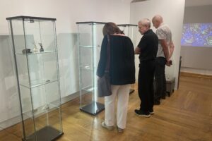 08.08.2025. Sandomierz. Muzeum Zamkowe w Sandomierzu. Wystawa biżuterii / Fot. Grażyna Szlęzak - Radio Kielce