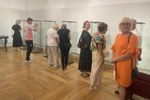 08.08.2025. Sandomierz. Muzeum Zamkowe w Sandomierzu. Wystawa biżuterii / Fot. Grażyna Szlęzak - Radio Kielce