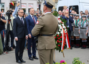 1.08.2025. Warszawa. Obchody 81. rocznicy wybuchu Powstania Warszawskiego. Na zdjęciu prezydent RP Andrzej Duda oraz prezydent elekt, prezes Instytutu Pamięci Narodowej Karol Nawrocki / Fot. PAP - Rafał Guz