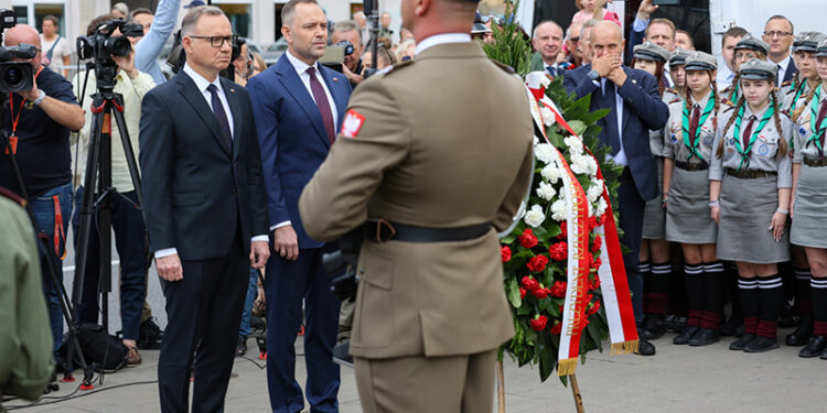 1.08.2025. Warszawa. Obchody 81. rocznicy wybuchu Powstania Warszawskiego. Na zdjęciu prezydent RP Andrzej Duda oraz prezydent elekt, prezes Instytutu Pamięci Narodowej Karol Nawrocki / Fot. PAP - Rafał Guz