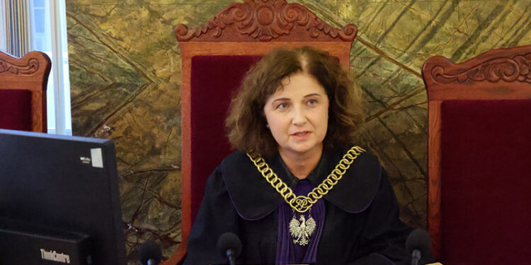 1.08.2025. Piotrków Trybunalski. Sędzia Renata Folkman na sali rozpraw Sądu Rejonowego w Piotrkowie Trybunalskim. Sąd zdecydował na niejawnym posiedzeniu, że Sebastian M., oskarżony o spowodowanie we wrześniu 2023 r. na autostradzie A1 śmiertelnego wypadku, pozostanie w areszcie. Proces w tej sprawie rozpocznie się we wrześniu / Fot. PAP - Marian Zubrzycki